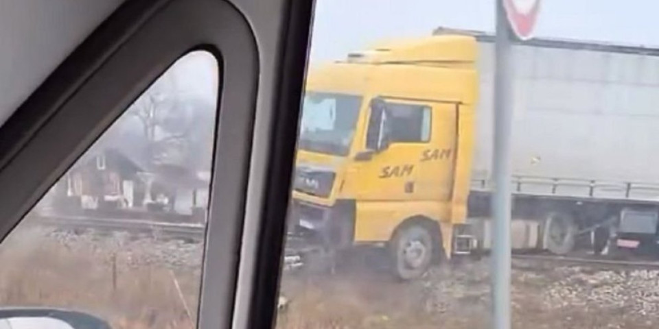 Jeziva nesreća kod Trstenika! Kamion umalo uleteo u kuću: Sleteo s puta i završio na šinama (VIDEO)