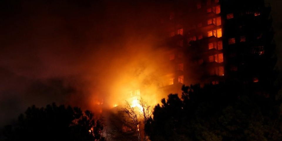 Strašni detalji pakla u Valensiji! Stradala porodica sa dvoje male dece! Izgorele 2 zgrade! (VIDEO)