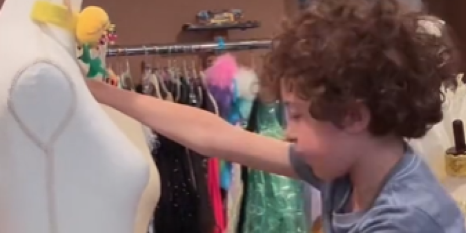 Aleksandar ima 7 godina i magične ruke! Kada ljudi vide kakva čuda pravi, ostaju u neverici (VIDEO)