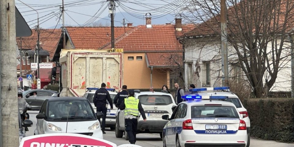 I dva taksija na gomili! Pet osoba povređeno u lančanom sudaru u centru Čačka