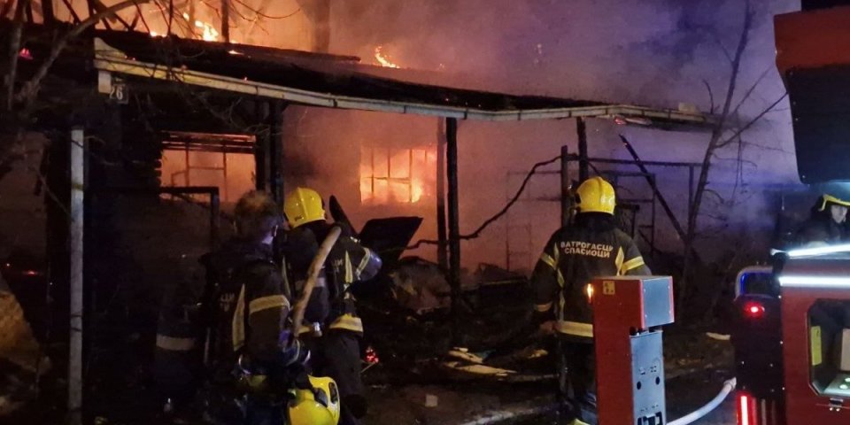 Snimak požara kod Sremske Kamenice! Vikendica u plamenu