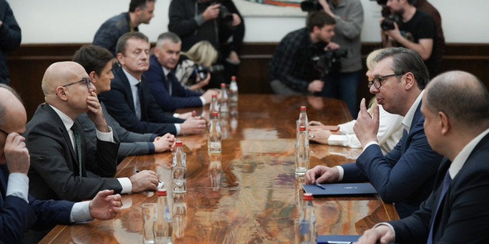 Predstavnici liste okupljene oko SNS na konsultacijama sa Vučićem!