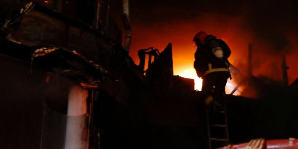 Požar progutao kuću u Nišu: Vatrogasci dali sve od sebe da savladaju plamen (VIDEO)