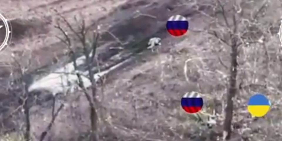(VIDEO) Nemilosrdno! Snimak iz Ukrajine zgrozio svet: Zverski čin vojnika snimljen dronom - hoće li neko odgovorati?!