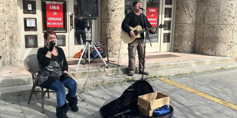 (VIDEO) Peva Zrenjanin! Njih dvoje i gitara...