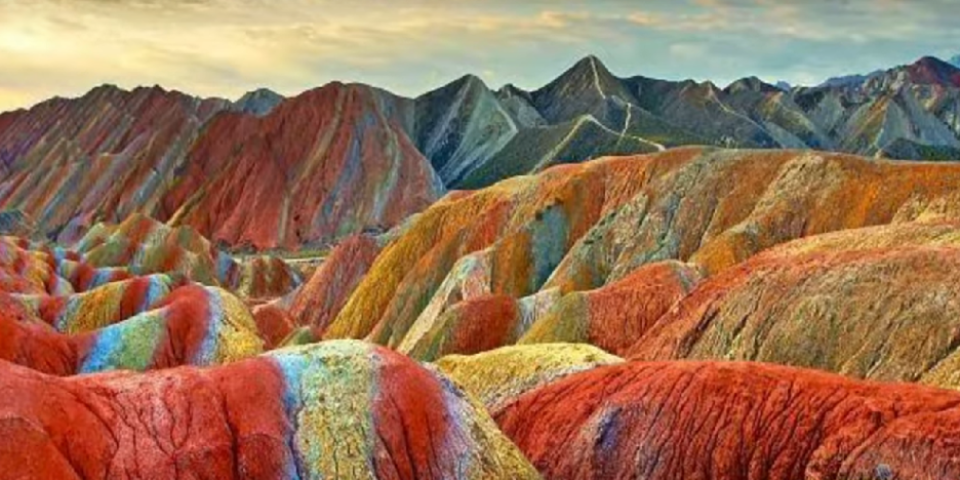 Čudo neviđeno! Planine duginih boja predstavljaju pravu magiju -  da li je ovo stvarno?  (VIDEO)