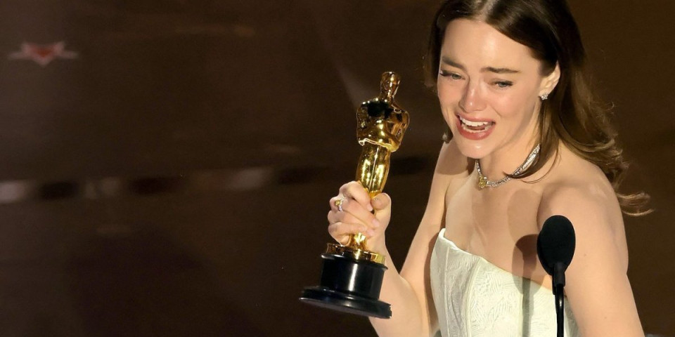 Ema Stoun osvojila drugog Oskara! Na scenu se popela sa pocepanom haljinom, usledilo gušenje u suzama (FOTO)
