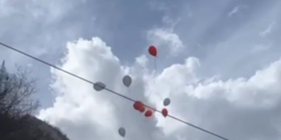 (VIDEO) Pretužno! Sa starog železničkog mosta u Užicu poleteli balona za Miloša