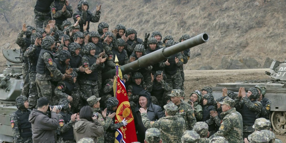 (FOTO) Kim Džong Un provozao "najmoćniji tenk na svetu" - stvarno je brutalan! Prizor zabrinuo neprijatelje