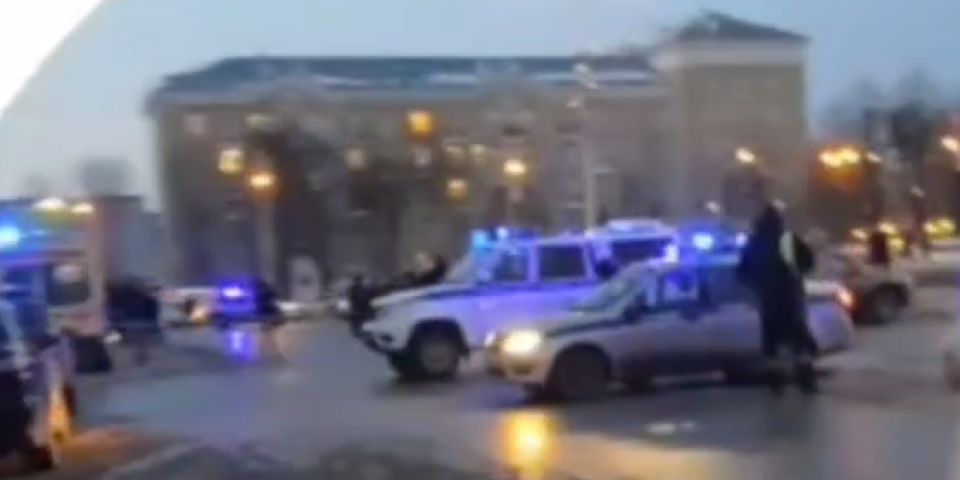 (VIDEO) Horor u Rusiji! Snažna detonacija na biračkom mestu! Ženi otkinuta ruka, naređena hitna evakuacija!