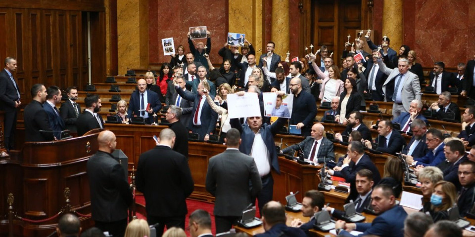 Ponovo divljaju! Opozicija pravi haos na početku sednice Skupštine Srbije, vređa Stojana Radenovića