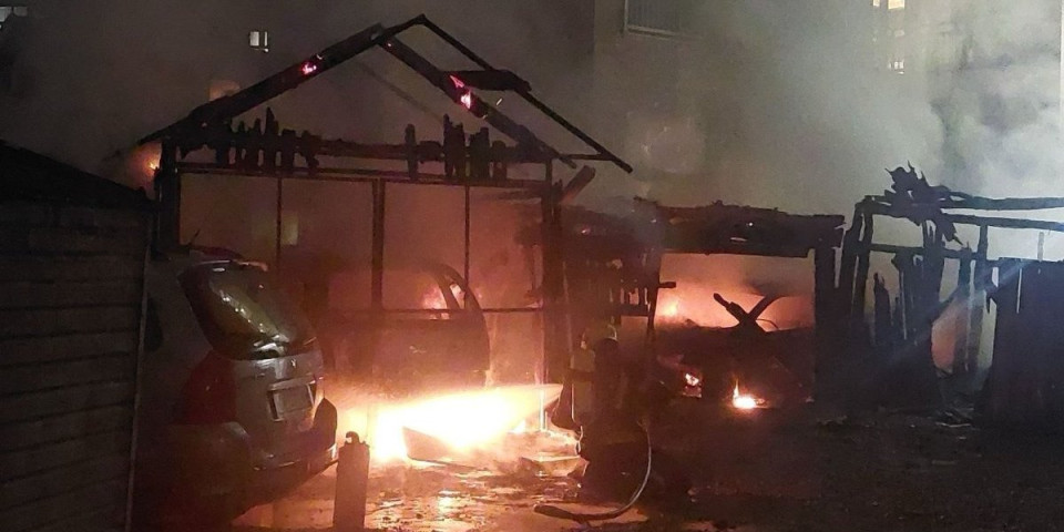 Gori 14 garaža u centru Loznice, izgorelo pet automobila! Stanari: "Samo smo čekali da se ovo desi..." (FOTO, VIDEO)
