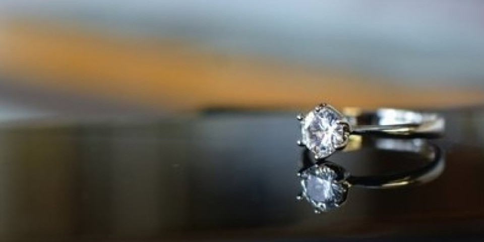 Izgubila dijamantski prsten, a onda je usledio šok! Nije mogla da veruje šta je otkriveno na detektoru (VIDEO)