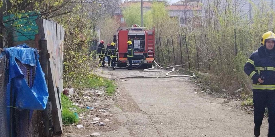 Vatrogasci se bore sa plamenom: Veliki požar u stovarištu građe kod Leskovca