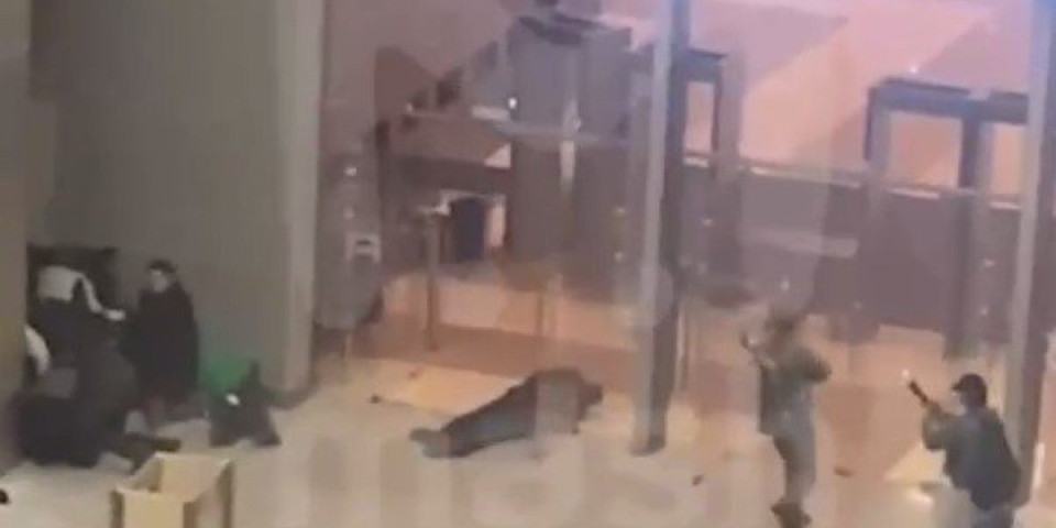 Najužasniji snimak napada u Moskvi! Teroristi pucaju u masu, ljudi se bore za život (VIDEO)