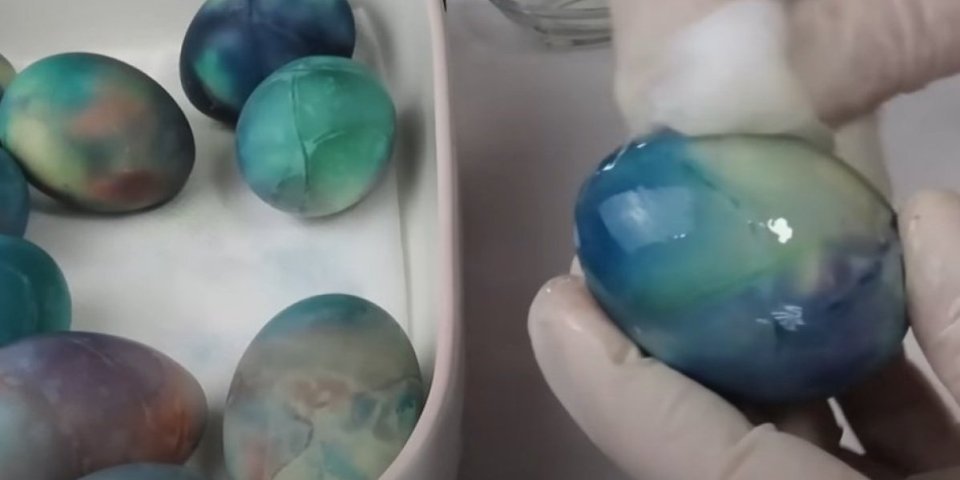 Sjajna caka - farbanje jaja aluminijumskom folijom! Za vaskršnju trpezu kao iz časopisa (VIDEO)
