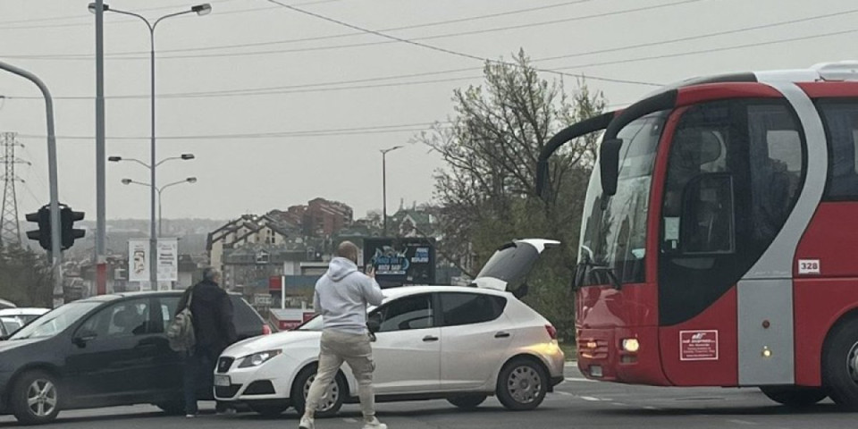 Sudar automobila i autobusa na Voždovcu: Stvara se gužva