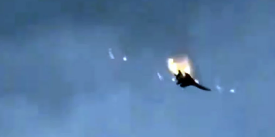 Avion se pretvorio u vatrenu kuglu! Objavljen snimak rušenja ruske letelice kod Sevastopolja (VIDEO)