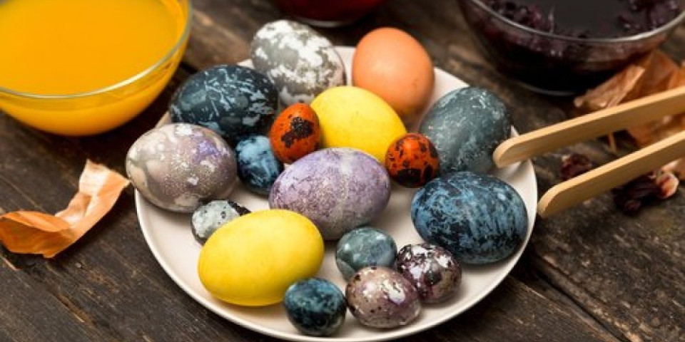Kuvajte i farbajte jaja u isto vreme! Priprema nikad lakša, a šare će vas posebno oduševiti (VIDEO)