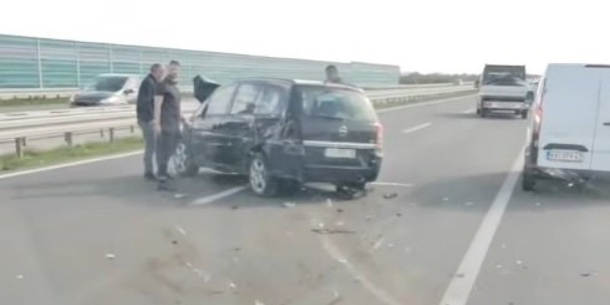Razlupana "korsa" na autoputu: Nije poznato da li ima povređenih (Video)