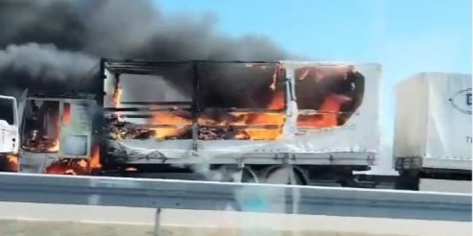 Kamion u plamenu: Oprez na putu ka Merošini (Video)