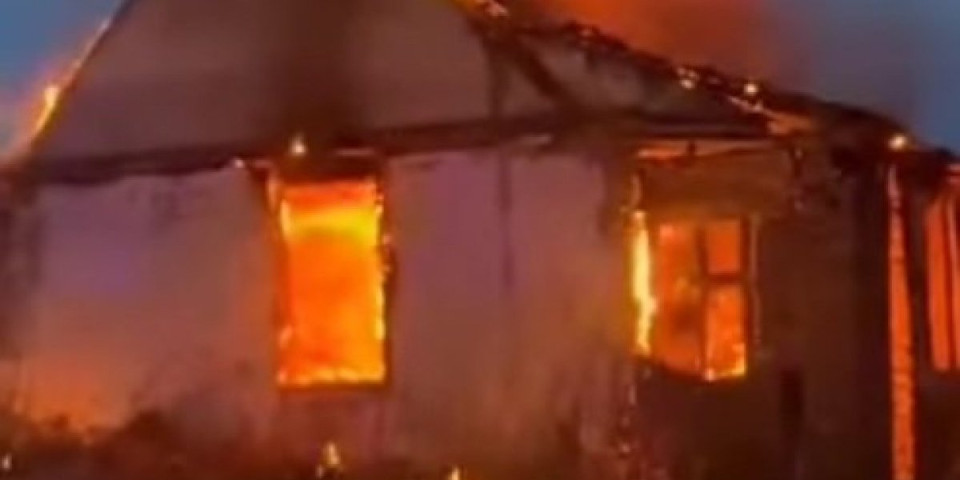 Požar u Maradiku: Kuća izgorela do temelja (Video)