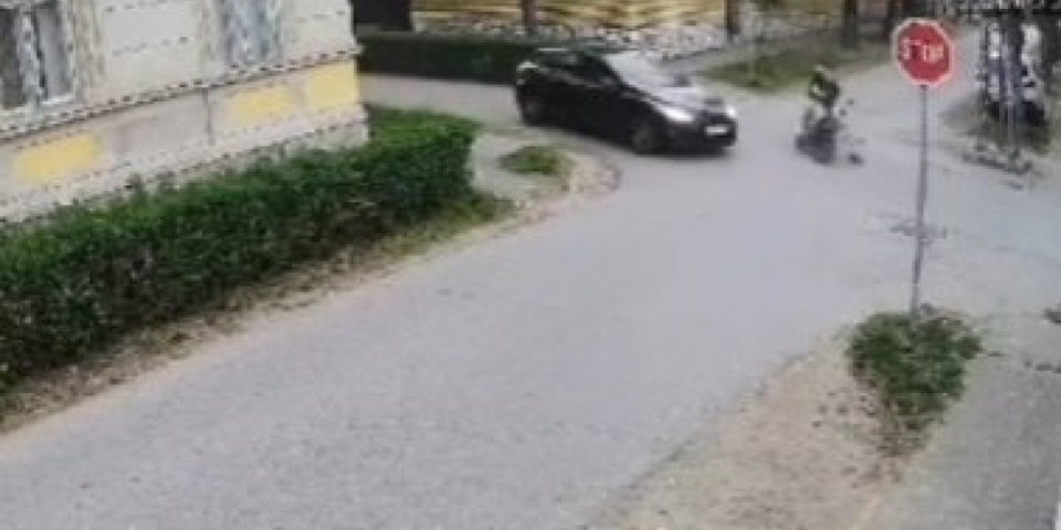 Opasno! Dečaci na skuteru uleteli u raskrsnicu, devojka da bi ih izbegla zakucala se u kuću (VIDEO)