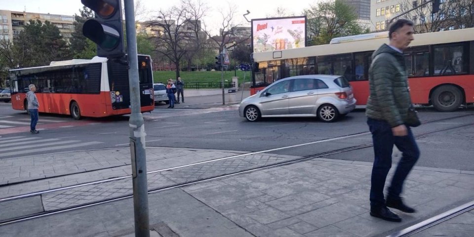 Ovaj prizor zaledio je prisutne: Nag muškarac šeta Beogradom i zaustavlja saobraćaj! (FOTO)