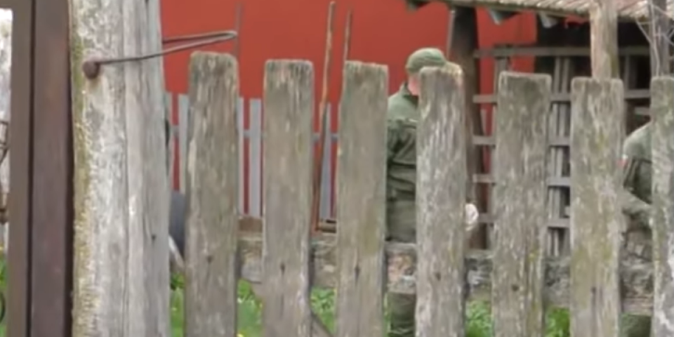 Ovde je hteo da zakopa malu Danku! Informer ispred kuće Srđana Jankovića! (FOTO, VIDEO)