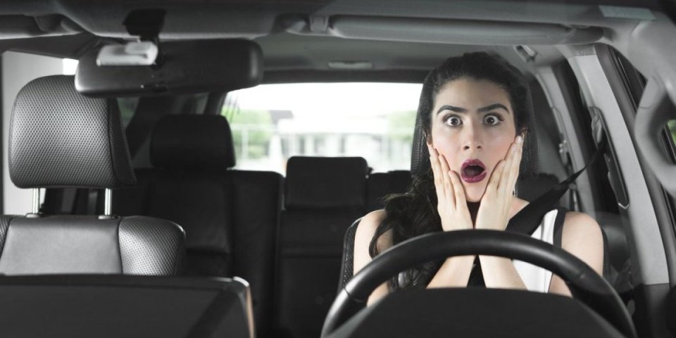 Vozači u strahu od misteriozne žene: Osvanulo upozorenje! Zaleće se na automobile i kamenuje