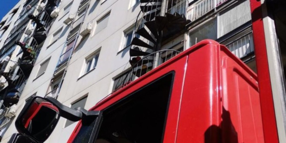 Požar na Novom Beogradu! Gori stan u višespratnici, evakuisana starija žena (FOTO)