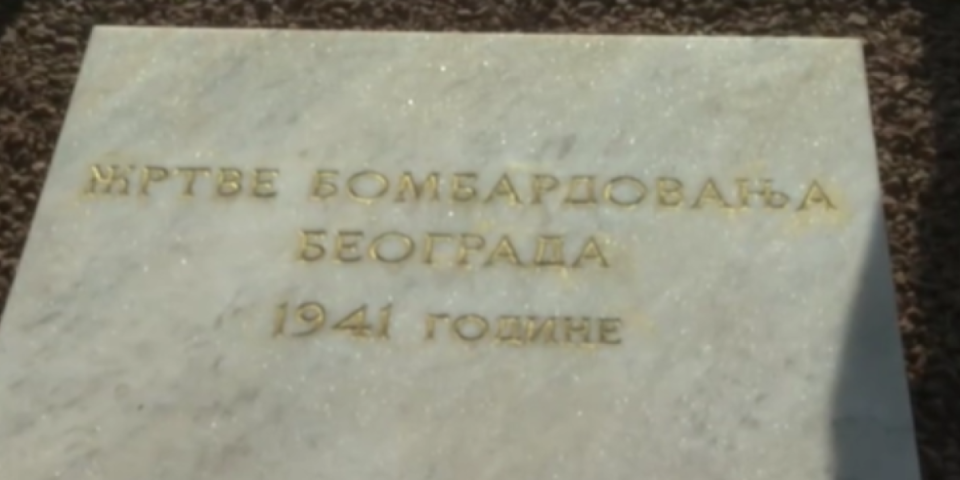 Ne zaboravljamo naše heroje! Položeni venci na Spomenik pilotima braniocima Beograda