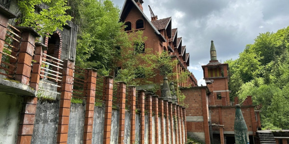 Misteriozni dvorac na pet spratova usred srpske šume: Trebalo je da bude banjsko lečilište, sada zarasta u korov  (FOTO)