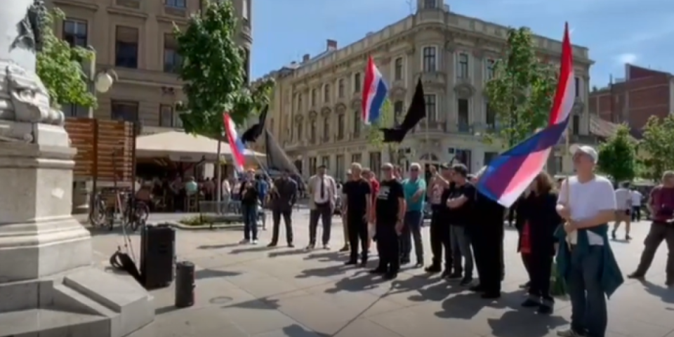 Hrvati divljaju pred pravoslavnom crkvom u Zagrebu! Uz ustašku zastavu pevaju Tompsonovu pesmu (VIDEO)