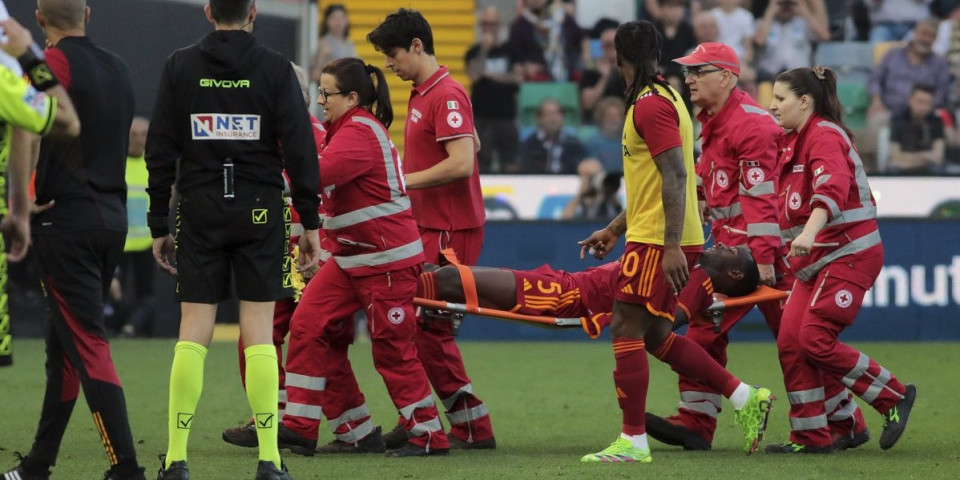 Fudbaler Rome kolabirao na terenu, pa se javio iz bolnice (VIDEO/FOTO)
