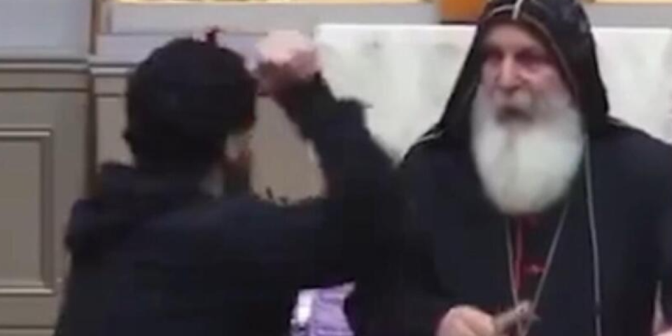 (VIDEO) Užas! Sveštenika napao nožem usred propovedi, potom skočio i na vernike