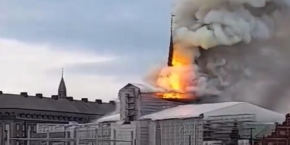 (VIDEO) Stravičan požar guta najpoznatiju zgradu! Haos u Kopenhagenu, građani panično iznose vredne slike!