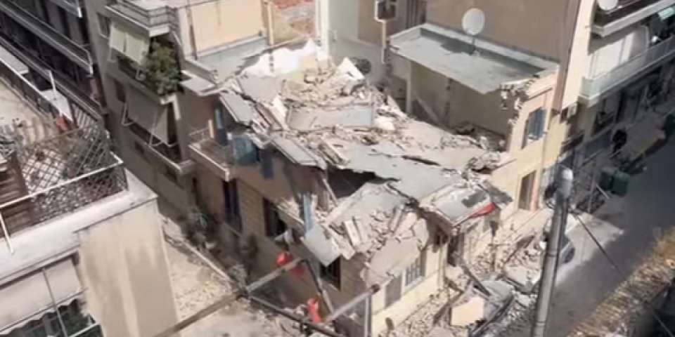 Tragedija u Pireju! Srušila se stambena zgrada: Nastradao mladi policajac, troje povređeno (VIDEO)