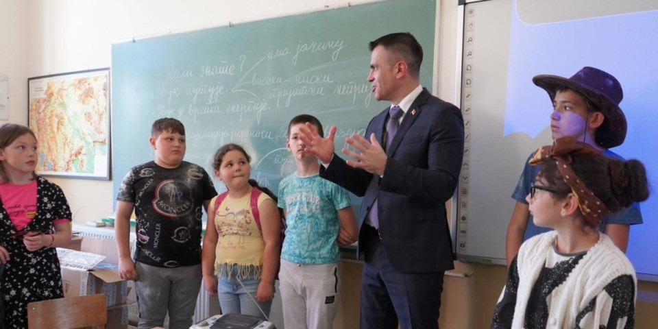 Milićević u Kumanovu: Deco, čuvajte našu ćirilicu!