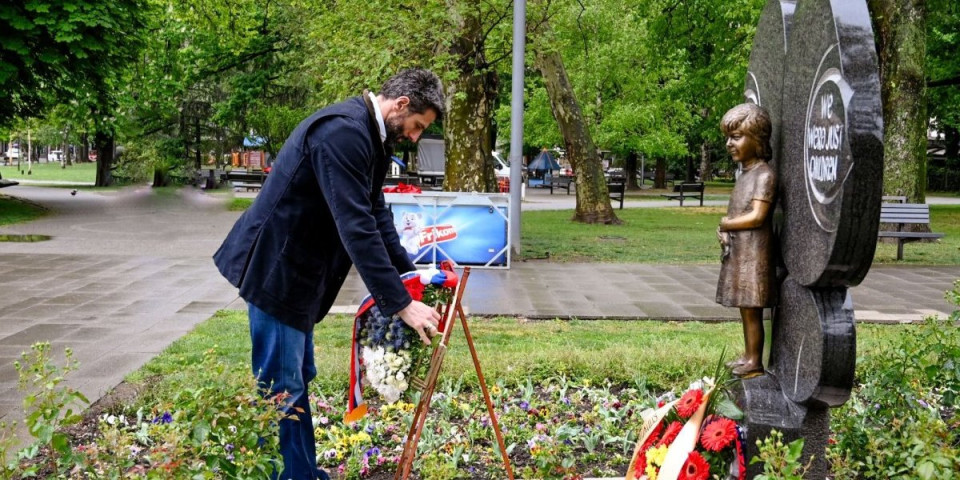 Decu vam nismo oprostili! Aleksandar Šapić položio venac na spomenik Milici Rakić (FOTO)