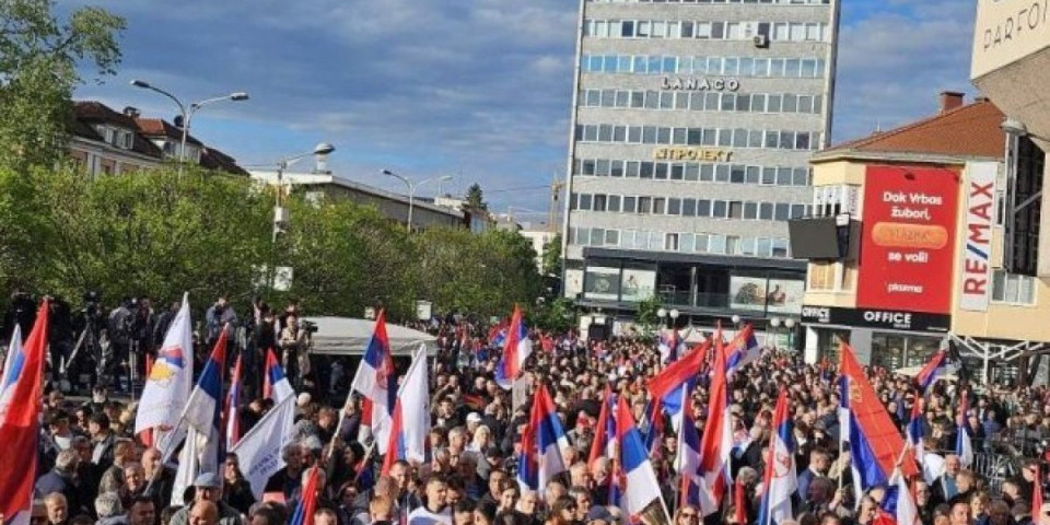 Veliki miting u Banjaluci: Građani iz svih krajeva Srpske stigli na Trg Krajine (VIDEO)
