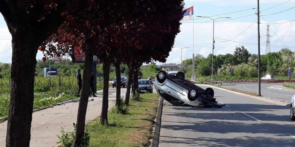 Nesreća u Teslinom bulevaru! “Ford” završio na krovu, povređeni žena i dečak