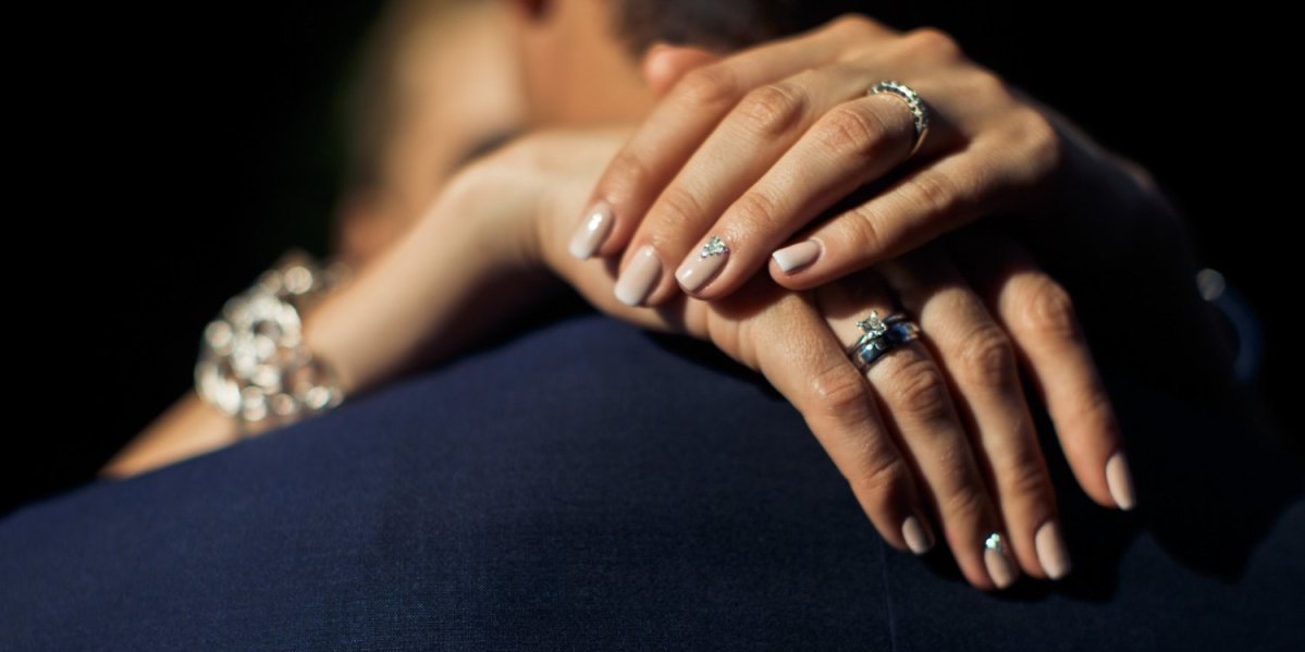 Prstenje za razvod je novi modni trend! Pokrenula ga je Emili Ratajkovski, a evo šta predstavlja (FOTO)