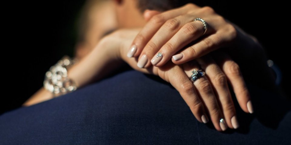 Prstenje za razvod je novi modni trend! Pokrenula ga je Emili Ratajkovski, a evo šta predstavlja (FOTO)