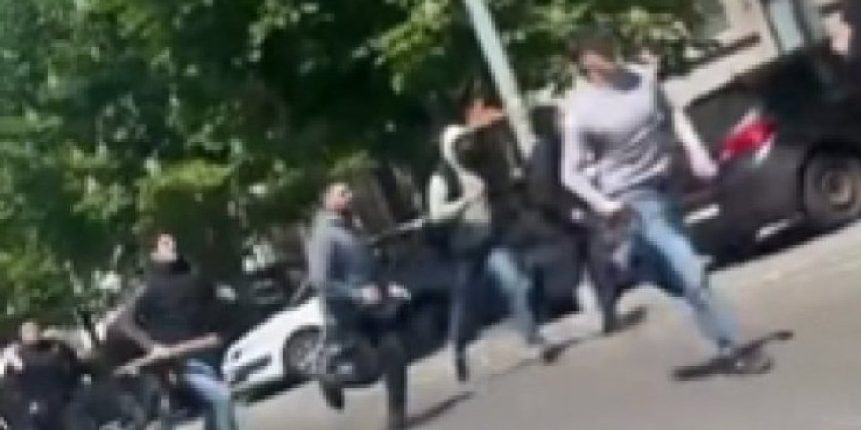 Pomahnitala rulja juriša sa šipkama i drvenim palicama u centru Beograda! Pogledajte uznemirujući snimak iz drugog ugla (VIDEO)
