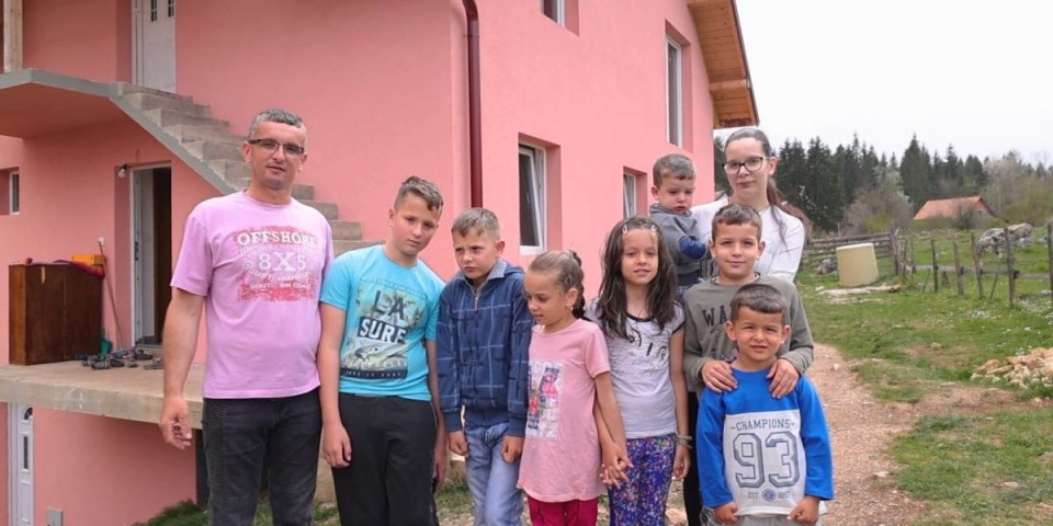 Porodica Purić je bogata sa 7 dece, a od Fondacije Humana srca su dobili potpuno preuređenu i opremljenu kuću! (FOTO/VIDEO)