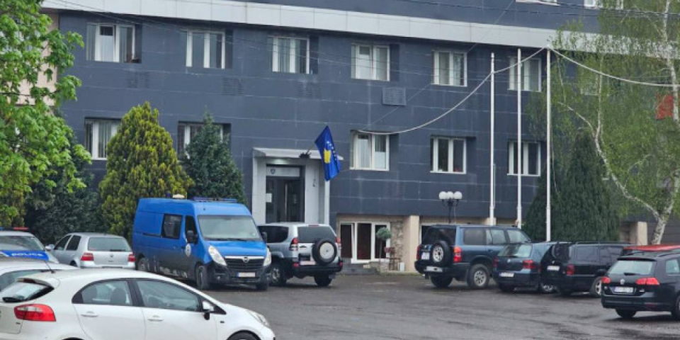 U Leposaviću na vreme otvorena biračka mesta - U zgradi opštine prisutni Kurtijevi specijalci