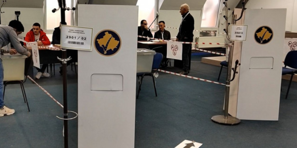 U Zvečanu glasanje i u zgradi opštine - Većina članova biračkog odbora Albanci