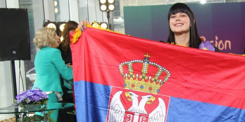 "Ono najbitnije staće i u ručni prtljag": Teya Dora otputovala u Malme, pevačica na aerodromu u rukama ponosno držala srpsku zastavu (FOTO)