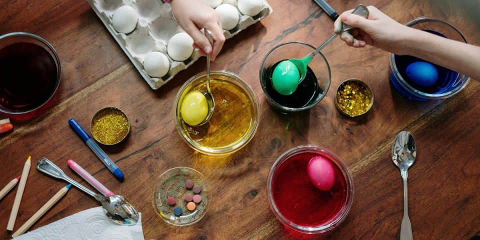 Kako sa ruku skinuti boju od farbanja jaja? Uz ova dva trika koža će vam blistati